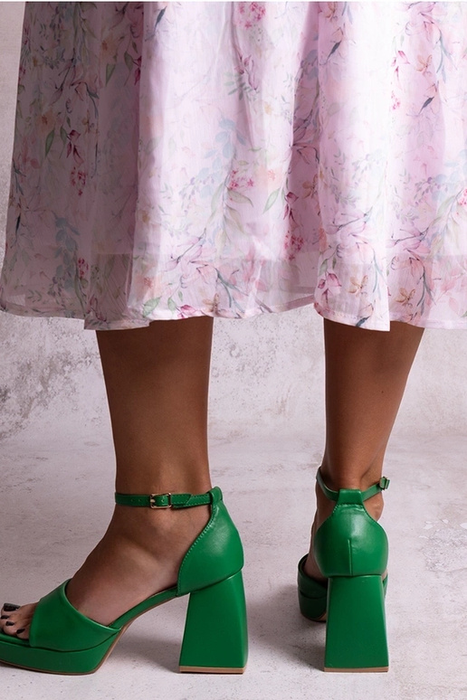 Zaļi sandales uz stabiņa Vesna