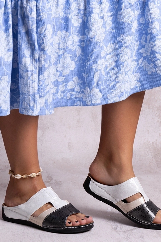 Melnbaltas spīdīgas flip-flops Samanar