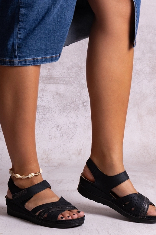 Areja melnas zemā ķīļa sandales