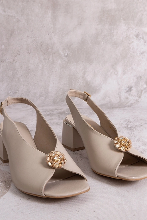 Bēšas ādas sandales uz stabiņa Karino