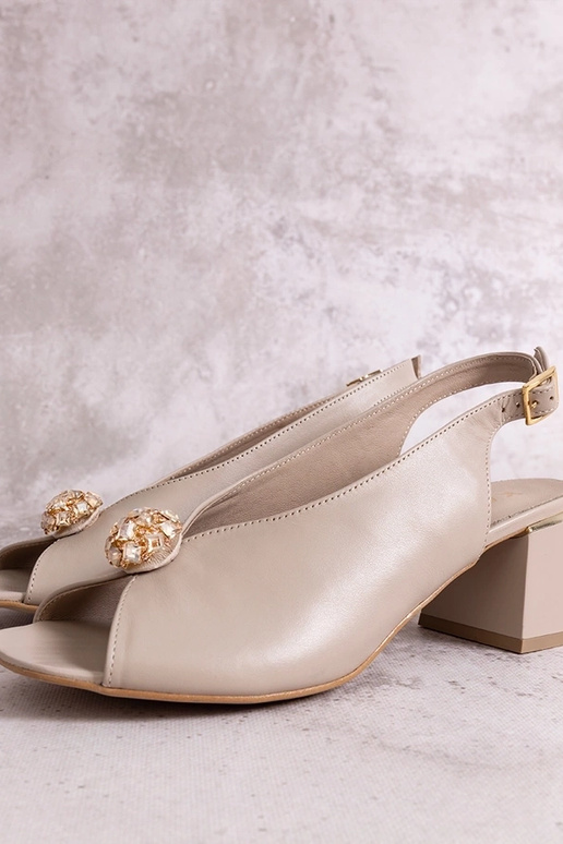 Bēšas ādas sandales uz stabiņa Karino