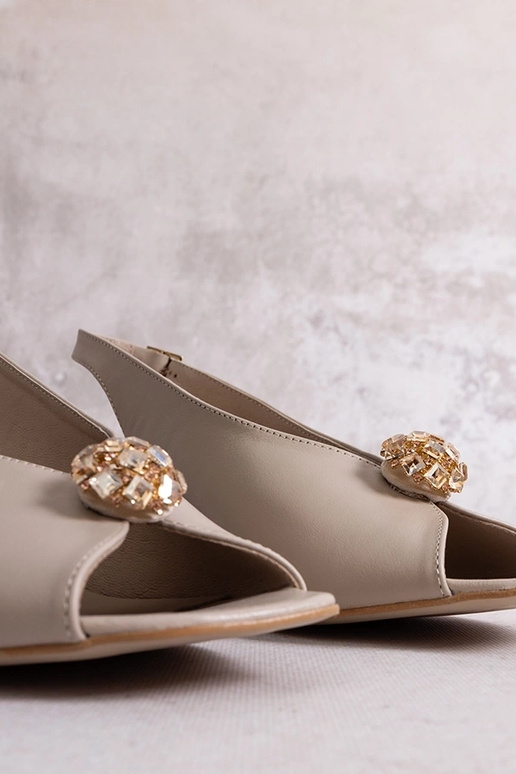 Bēšas ādas sandales uz stabiņa Karino