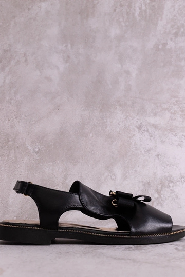 Melni sandales ar lentīti...