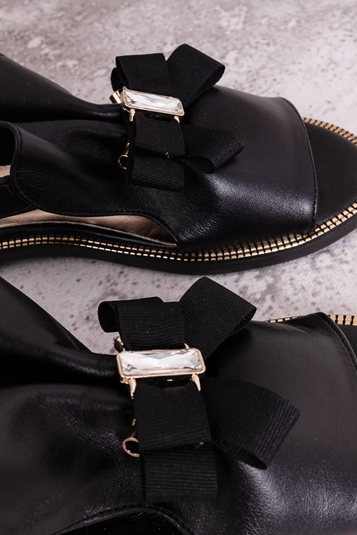 Melni sandales ar lentīti un cīrkoni...