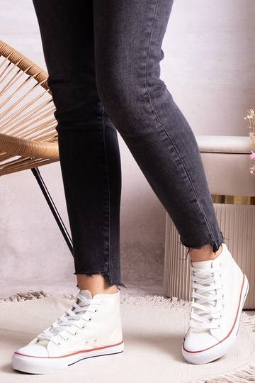 Baltas augstas augšdaļas...