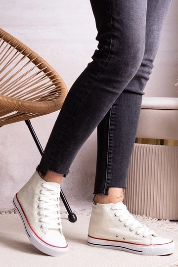 Baltas augstas augšdaļas... 2