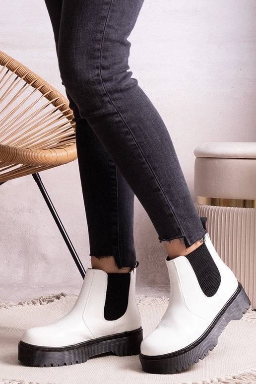 Balti puszābaki uz platformas Lessaya