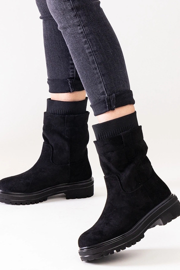 Melni uzvelkami puszābaki...