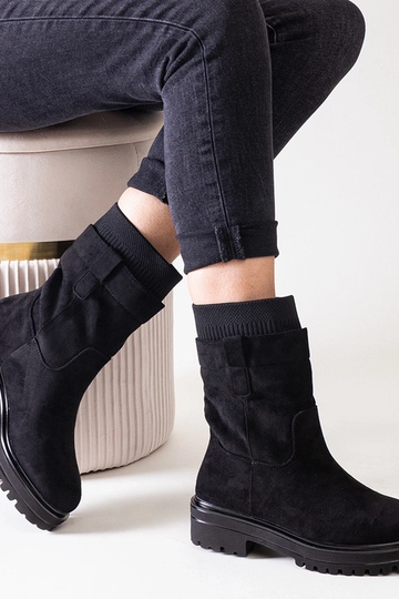 Melni uzvelkami puszābaki... 2