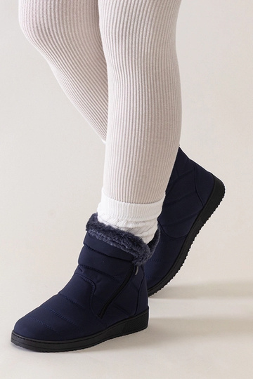 Tumši zili sniega zābaki,... 2