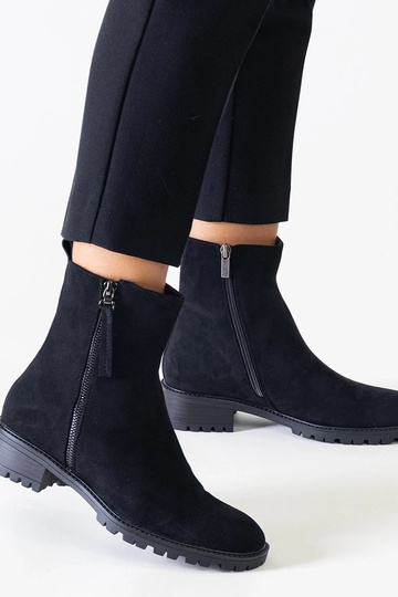 Melnās augstas platformas...