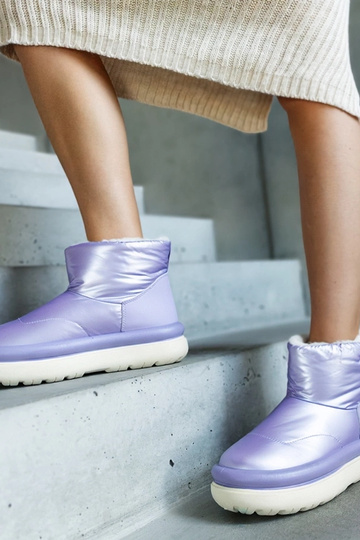 Violeti silti sniega zābaki...