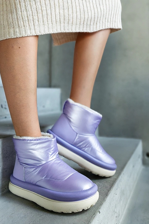 Violeti silti sniega zābaki uz Cores...