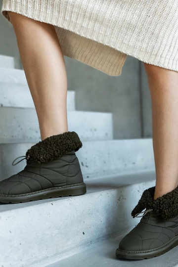 Zaļi izolēti sniega zābaki...