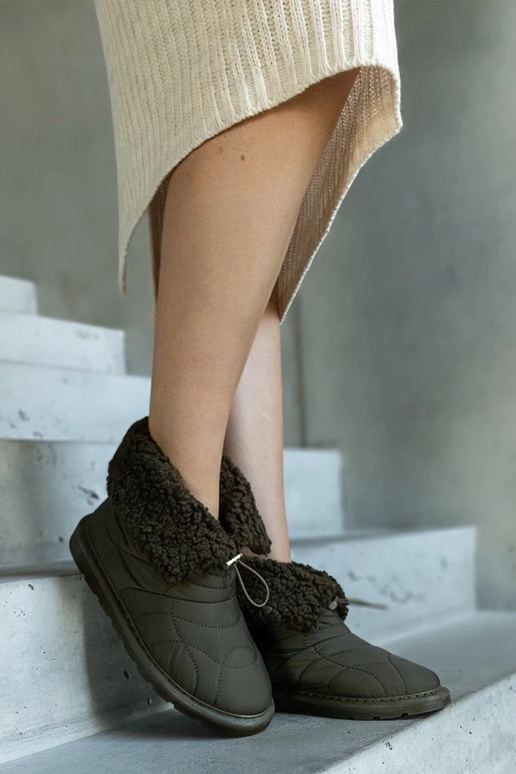 Zaļi izolēti sniega zābaki ar aukliņu...