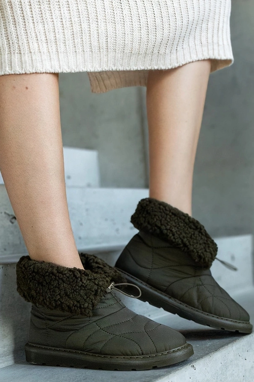 Zaļi izolēti sniega zābaki ar aukliņu...