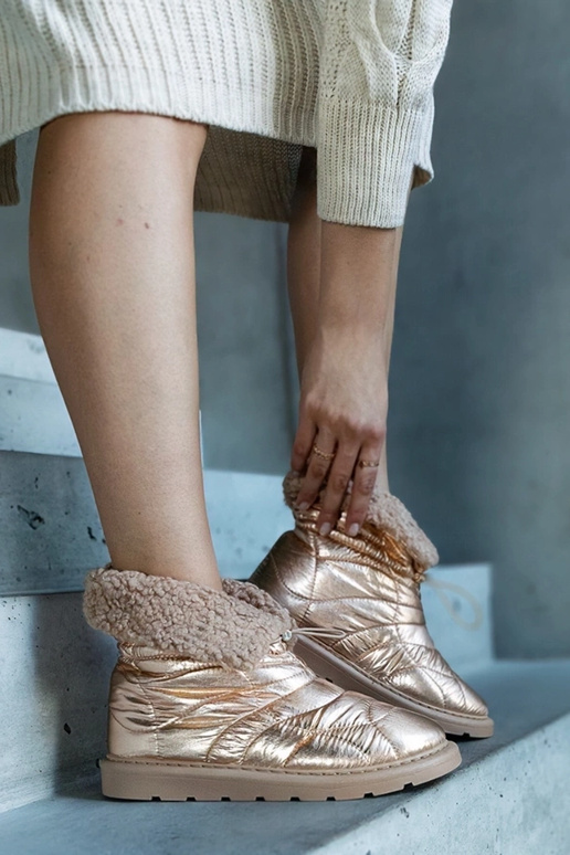 Caellita zelta izolēti sniega zābaki...