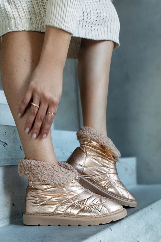 Caellita zelta izolēti sniega zābaki...