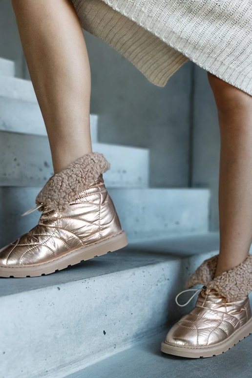 Caellita zelta izolēti sniega zābaki...