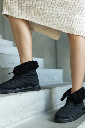 Melni izolēti sniega zābaki...