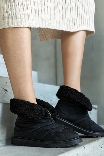 Melni izolēti sniega zābaki... 2