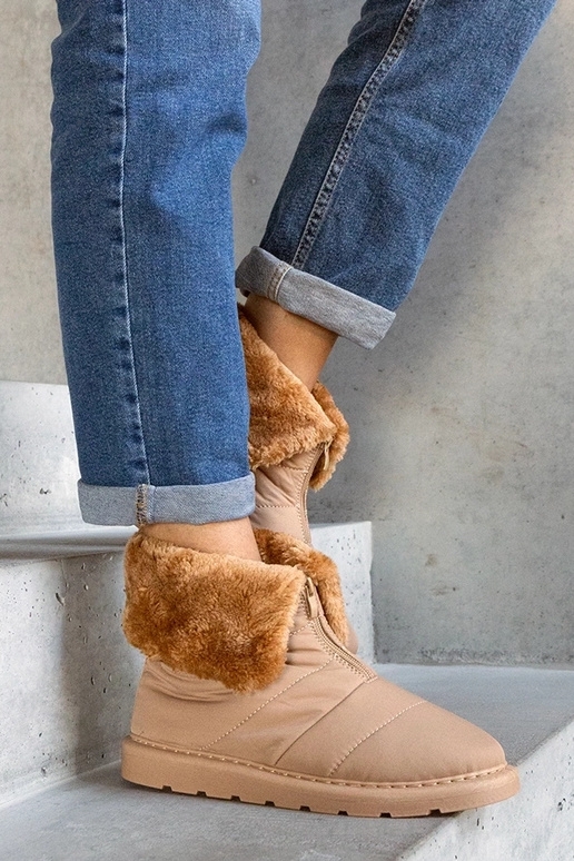 Bēši izolēti sniega zābaki ar apkakli...