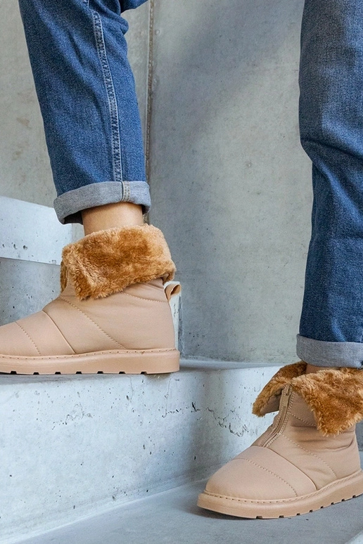 Bēši izolēti sniega zābaki ar apkakli...