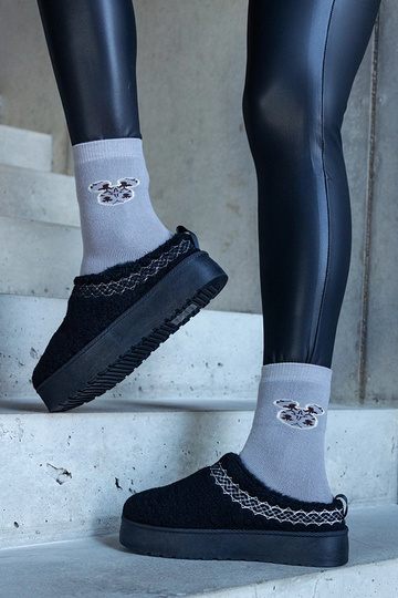 Melnas sniega kurpes uz...