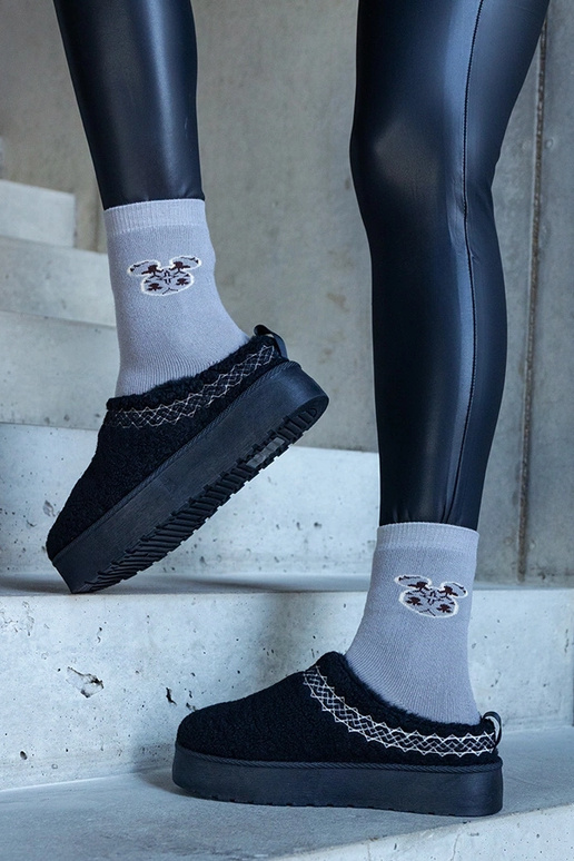 Melnas sniega kurpes uz platformas ar...