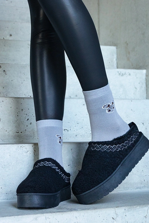 Melnas sniega kurpes uz platformas ar...