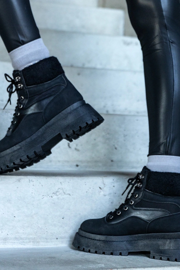 Melni pārgājienu zābaki ar...