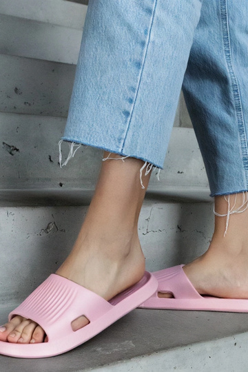 Kokmateriālu rozā putu čības