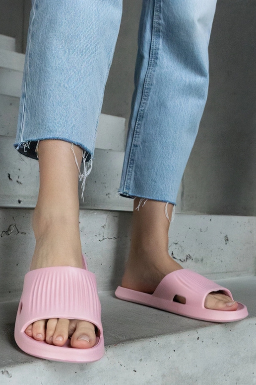 Kokmateriālu rozā putu čības