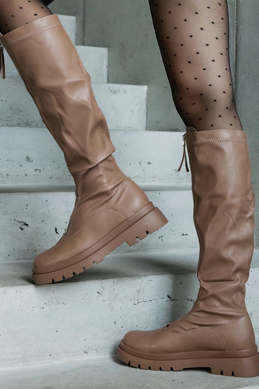 Brūni zābaki no eko ādas uz plakana...