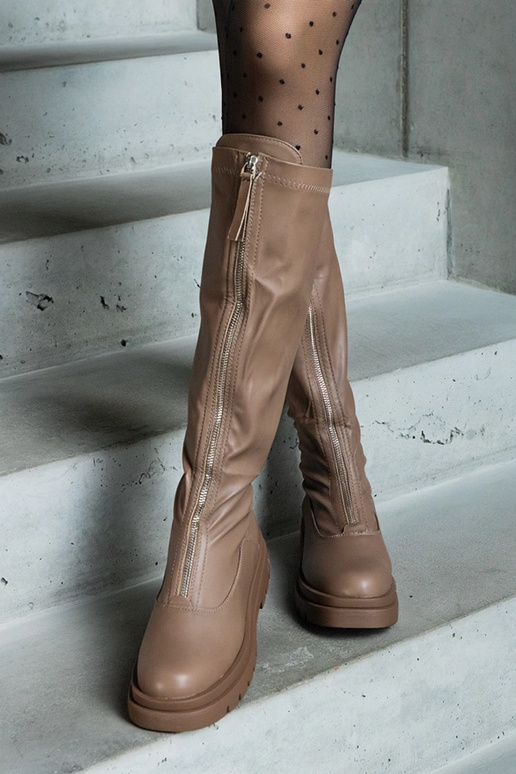 Brūni zābaki no eko ādas uz plakana...