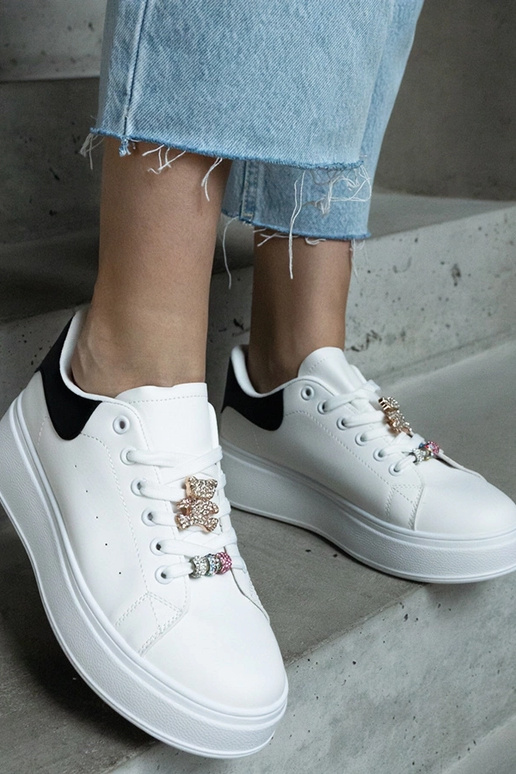 Baltas platformas kedas rotātas ar...