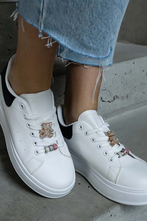 Baltas platformas kedas rotātas ar...