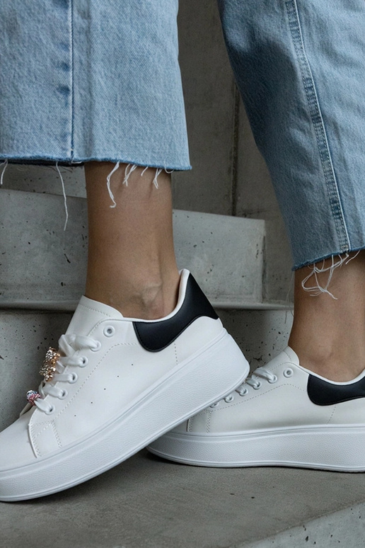 Baltas platformas kedas rotātas ar...