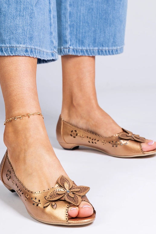 Rozā sandali uz platformas Salt