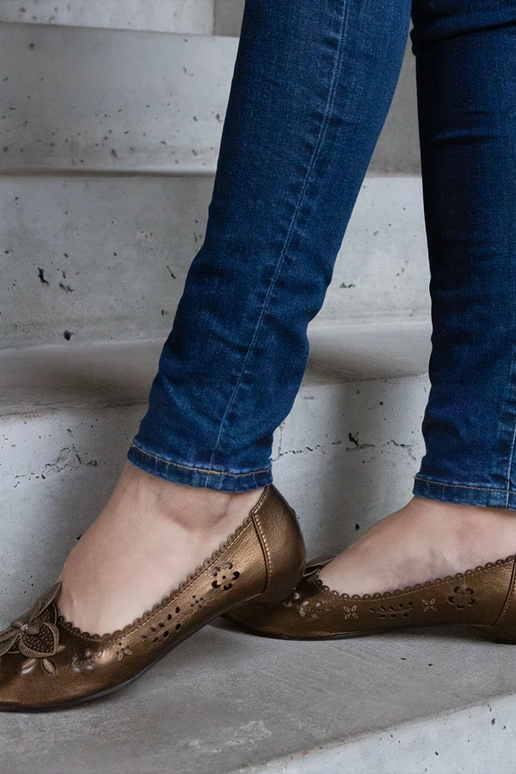 Brūnas augu raksta balerīnas ar... Brūnas augu raksta balerīnas ar...