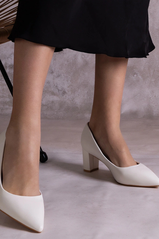 Tunia baltas pumpas ar bloka papēdi