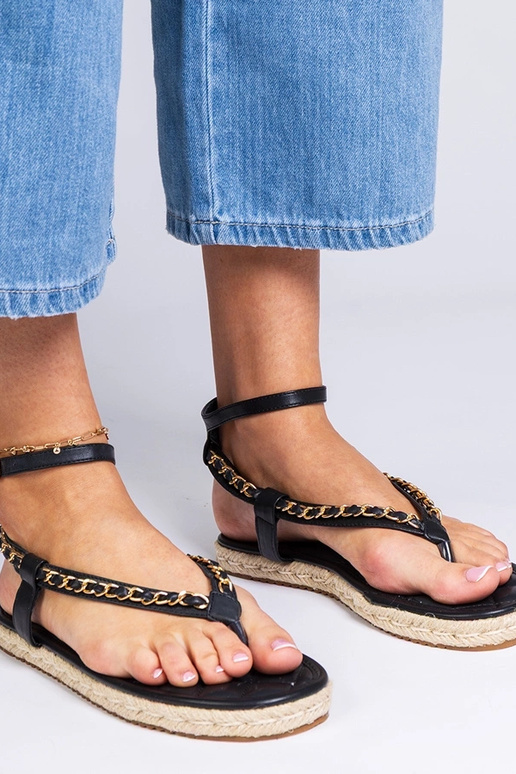 Melnas lakotas kurpes uz papēža ar...