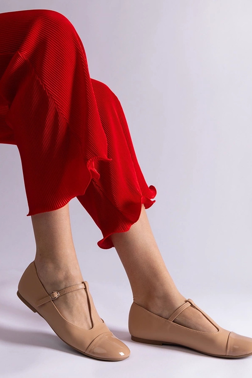 Bēšas lakādas balerīnas ar sprādzes...