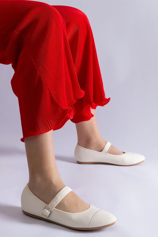 Baltas balets ar matētu apdari un...