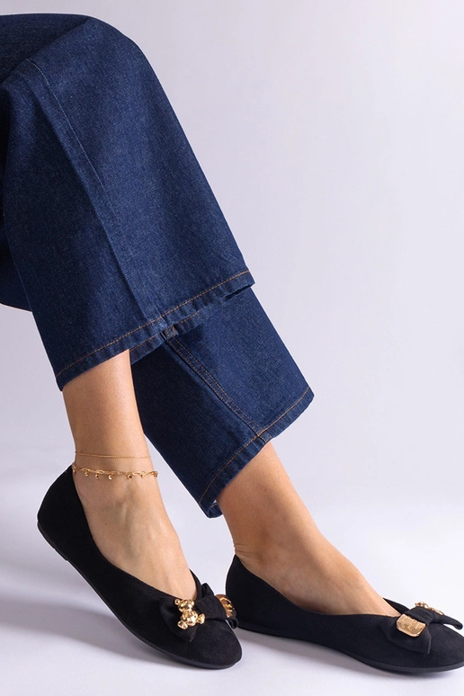 Melni baleta plakti, kas dekorēti ar...