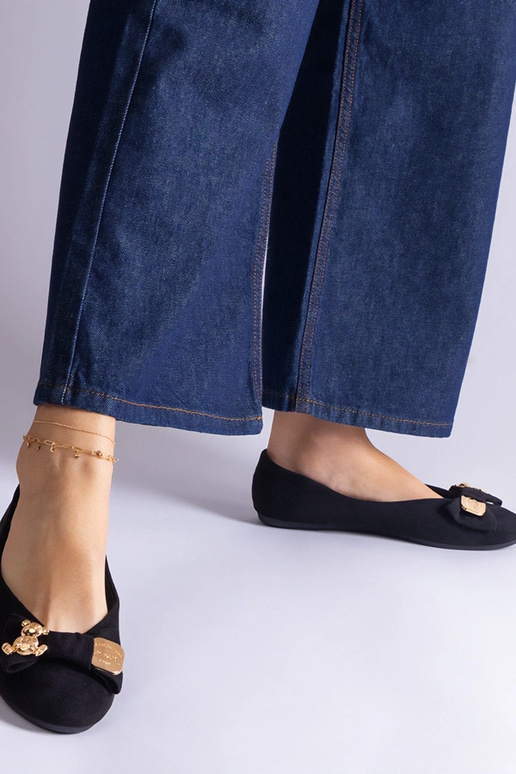 Melni baleta plakti, kas dekorēti ar...