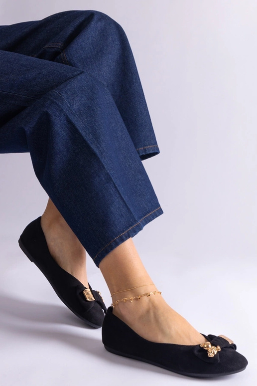 Melni baleta plakti, kas dekorēti ar...