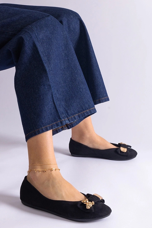 Melni baleta plakti, kas dekorēti ar...