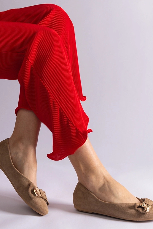 Brūni baleta dzīvokļi, kas dekorēti...