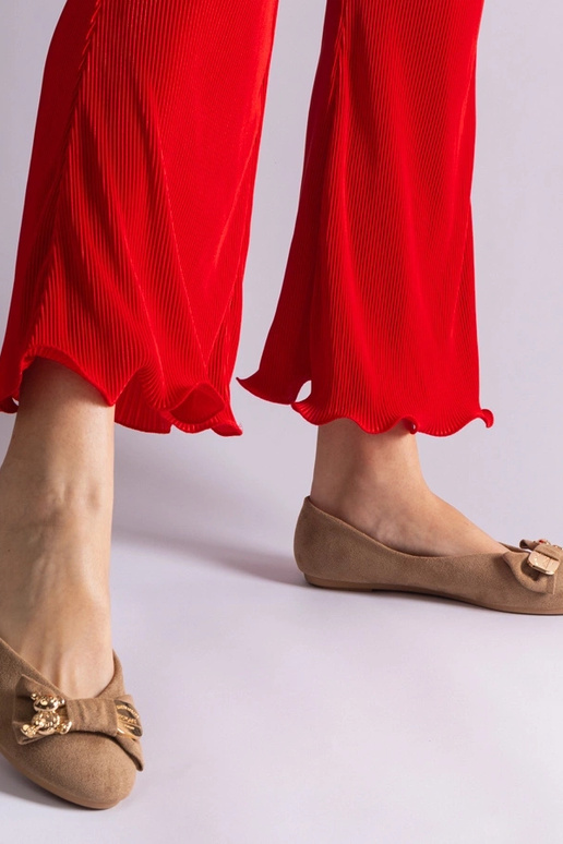 Brūni baleta dzīvokļi, kas dekorēti...